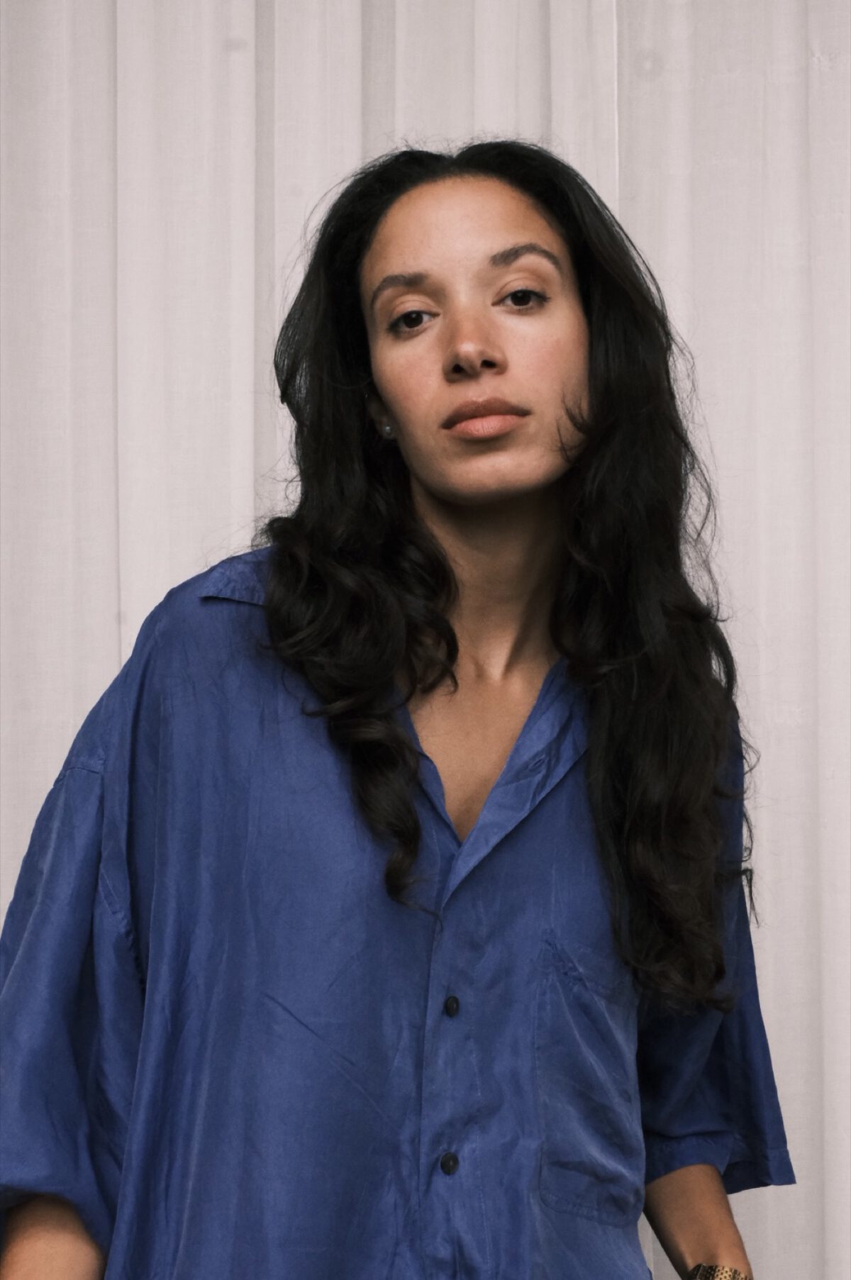 Blauwe blouse, zacht licht