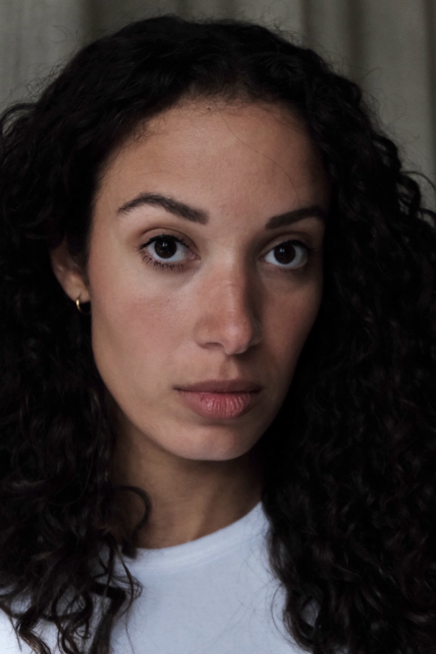 Portret van Luisa met donkere krullen